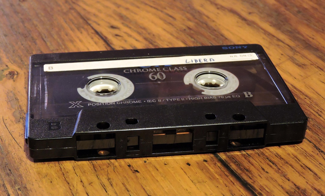 Musikkassette liegt auf dem Tisch
